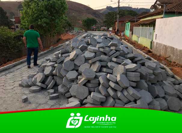 MORADORES DO DISTRITO DE PRATA COMEMORAM AVANÇO DAS OBRAS DE PAVIMENTAÇÃO NA COMUNIDADE