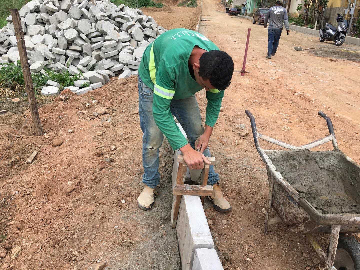 PREFEITURA INICIA OBRA DE PAVIMENTAÇÃO DE RUA NO BAIRRO SANTA TEREZINHA